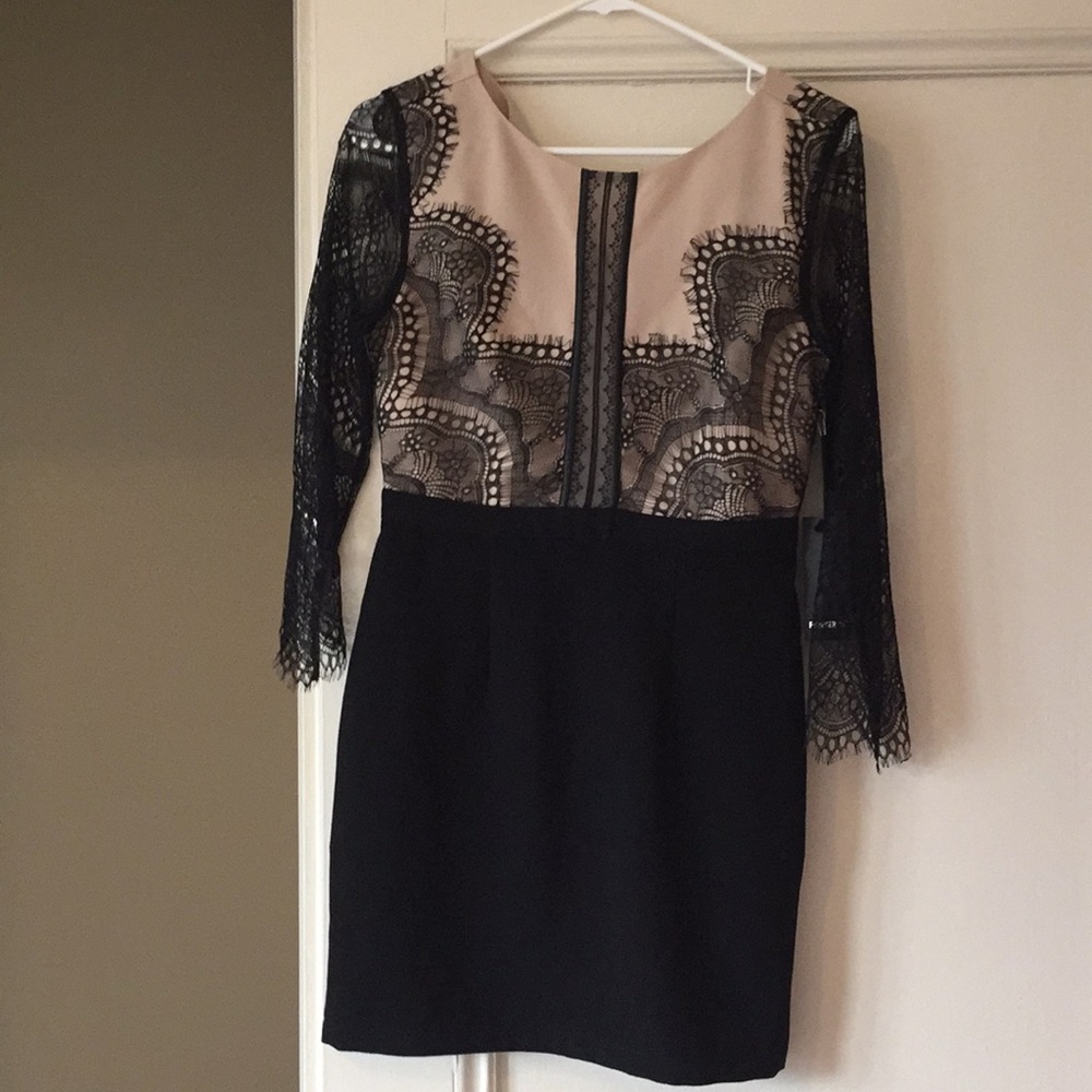 Lace sleeves dress size M NWT